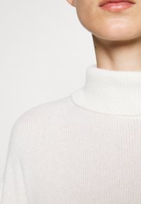 pure cashmere HIGH NECK  - Pulover - vintage white