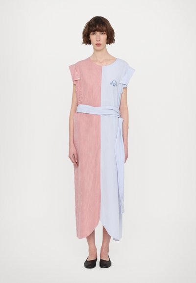 Robe rayée avec une section rouge et une section bleue, dotée de manches courtes, d'une taille nouée et d'un détail brodé subtil.