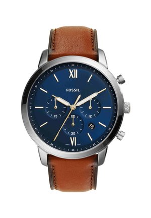 Orologio da polso uomo Fossil con quadrante blu, cassa argento, cinturino in pelle color cuoio, display analogico, tre subquadranti e finestra della data alle 4.