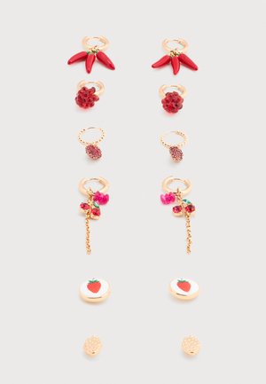 Six paires de boucles d'oreilles ton or comprenant des piments rouges, des baies rouges texturées, des breloques perlées, des pendentifs fraise et des clous d'oreilles fraise.