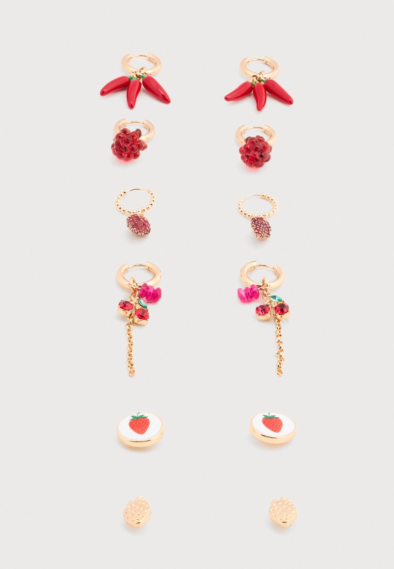 Έξι ζευγάρια σκουλαρίκια σε χρυσή απόχρωση με κόκκινα τσίλι, υφή κόκκινων μούρων, χάντρες, μενταγιόν φράουλας και καρφωτά σκουλαρίκια φράουλας.