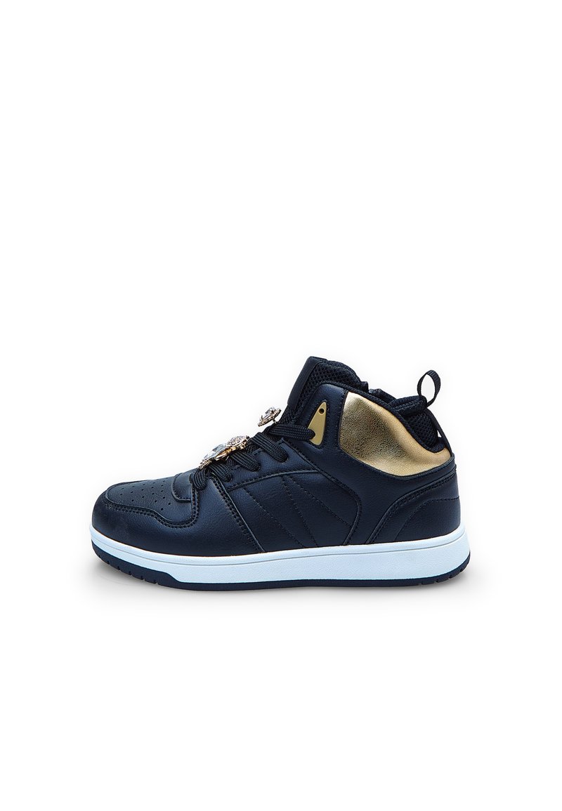 High-Top-Sneaker aus marineblauem Leder mit goldenen Akzenten. Verfügt über eine strukturierte Oberseite, perforierte Zehenpartie und weiße Gummisohle. Inklusive dekorativer Schnürsenkel.