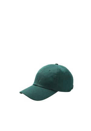 Gorra de béisbol de algodón verde oscuro con visera curva y ojales de ventilación, mostrada sobre un fondo blanco.