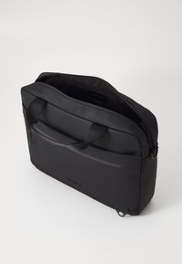 Czarna torba na laptopa o gładkiej fakturze, z podwójnymi uchwytami, zamknięciem na zamek i przednią kieszenią. Materiał prawdopodobnie syntetyczny, o eleganckim wzornictwie.