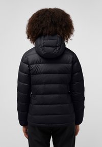 Zwarte pufferjack met een aangesloten ontwerp, horizontaal gestikt patroon en een capuchon. Glad textuur en elastische manchetten.