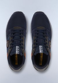 Scarpe da ginnastica blu navy realizzate in tessuto e suede, con punta tonda, accenti grigi e arancioni a contrasto e design con lacci.
