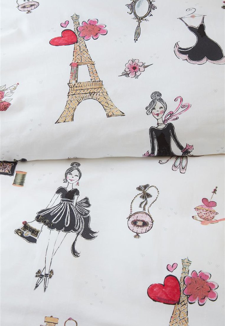 Paris-Themen-Muster mit dem Eiffelturm, Frauen in schwarzen Kleidern, Blumen, Handtaschen, Herzen und Make-up-Artikeln auf weißem Stoff.