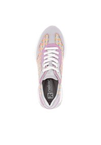 Sneaker mit einem mehrfarbigen, gewebten Obermaterial, Akzenten aus lavendelfarbenem Wildleder, Schnürverschluss und weißer Gummisohle. Leichtes Design.