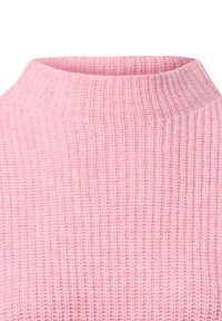 Różowy sweter z golfem, wykonany z dzianiny z teksturowanym prążkowanym wzorem, z wysokim kołnierzem i miękkim materiałem.