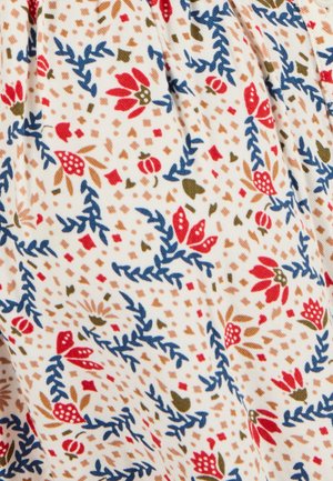 Katoenen stof met een witte achtergrond, met een bloemenpatroon in rood, blauw en groen, en kleine geometrische vormen verspreid over de stof.
