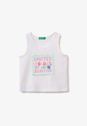 Biały krótki top bez rękawów z napisem „United Colors of Benetton” w pastelowym różowym i koralowym kolorze, obramowany falującymi miętowozielonymi liniami oraz małymi ikonami związanymi z morzem.