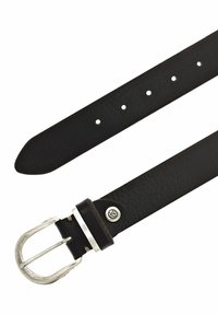 Ceinture en cuir noir avec une boucle en métal argenté, présentant une surface texturée, plusieurs trous et un accent bouton près de la boucle.