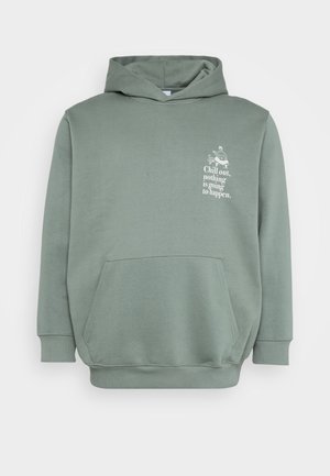 Helle grüne Kapuzenjacke aus weichem Material. Verfügt über eine Fronttasche, eine Kapuze mit Kordelzug und bedruckten Text sowie ein grafisches Design auf der Brust.
