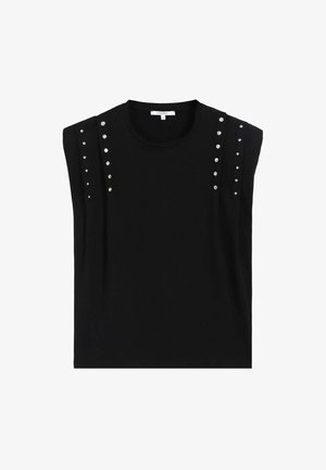 Top negro sin mangas hecho de tela suave. Presenta detalles con tachuelas plateadas a lo largo de los hombros para añadir textura y diseño. Cuello redondo sencillo.