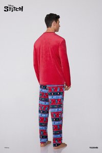 Rode fleece longsleeve top met een ronde hals en een broek met een patroon van blauwe en rode afbeeldingen van Stitch, feestelijke elementen en tekst.