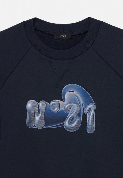 Dunkelmarinefarbener Sweatshirt mit geripptem Kragen und glänzendem, blauem 3D-"N°21"-Motiv auf der Brust sowie schwarzem Nackenetikett.