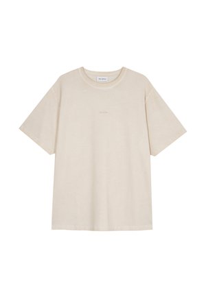 Camiseta beige de algodón de manga corta con cuello redondo y pequeño texto "OH APRIL" centrado en el pecho.