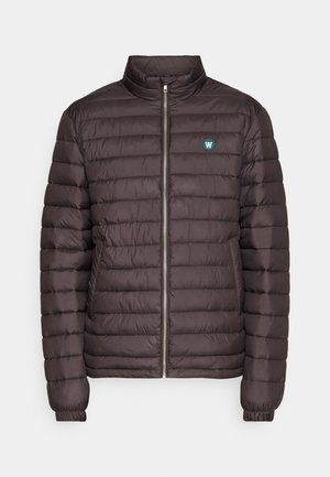 Ruskea puffatakki, jossa on korkea kaulus, vetoketjukiinnitys ja pieni turkoosi logo vasemmassa rintakehässä; siinä on vaakasuora tikkikuvio.