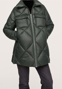 Polstret grøn jakke med quiltet design, to frontlommer, lynlås lukning og bred krave. Den har lange ærmer og en løs pasform.