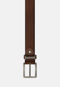 Brązowy skórzany pasek o gładkiej fakturze, z klamrą z metalu w srebrnym odcieniu oraz wygrawerowanym logo "GUESS". Posiada trójkątny akcent w pobliżu klamry.