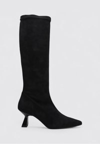 Bota de ante negra hasta la rodilla con punta afilada y tacón angular, que presenta una textura suave y un diseño sin costuras en la parte superior.