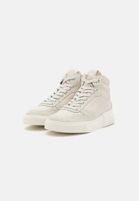 Hochkragen-Sneaker aus hellgrauem Wildleder und Leder mit durchbrochenen Details, gepolstertem Kragen und strukturiertem Gummi-Sohle.