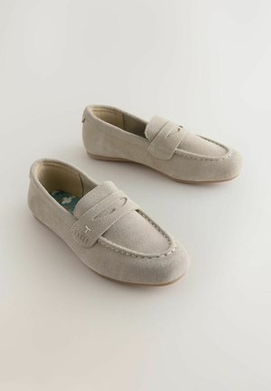 Pantofi loafer din piele întoarsă gri deschis, cu design slip-on, având o capsă cusută la vârf și o curea decorativă peste vampă. Detalii minimaliste.