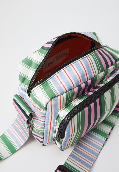 Bolso bandolera a rayas con patrones en verde, rosa, azul y blanco, cierre de cremallera y un interior naranja; incluye una correa ajustable.