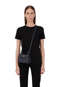 Borsa a tracolla in pelle blu navy con design strutturato, manico corto e tracolla lunga regolabile. Gli accessori in tono oro decorano la parte anteriore.