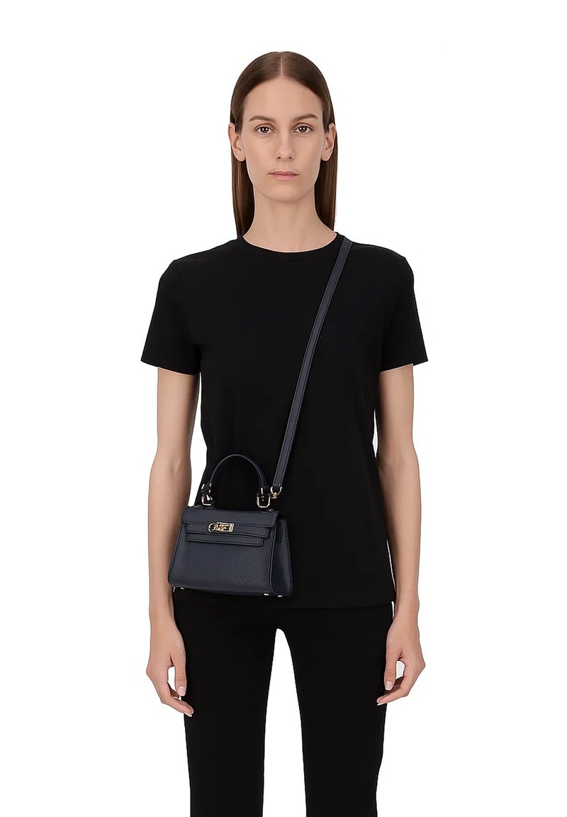 Borsa a tracolla in pelle blu navy con design strutturato, manico corto e tracolla lunga regolabile. Gli accessori in tono oro decorano la parte anteriore.
