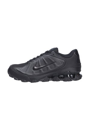 Schwarzer Nike Laufschuh mit strukturierten Seiten, Perforationen, Nike Swoosh Logo, Schnürung vorne und dicker gepolsterter Sohle mit sichtbaren Federn.