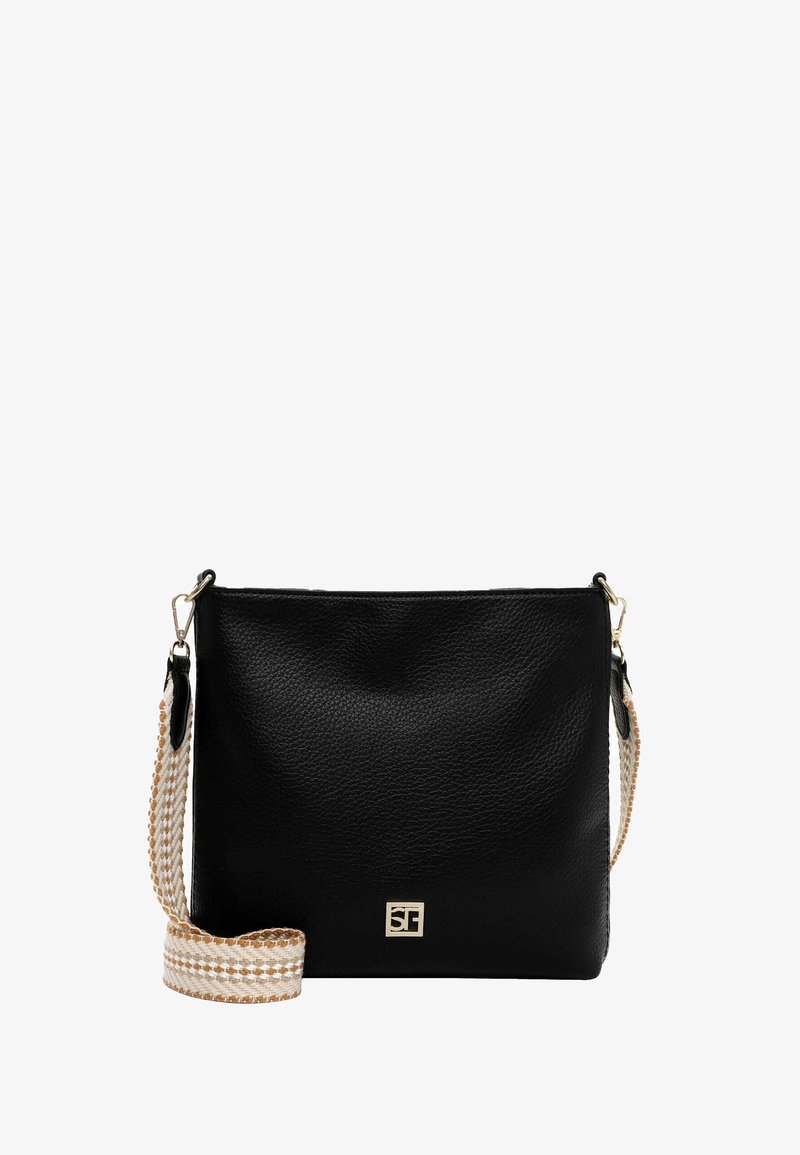 Sac bandoulière en cuir noir avec une finition texturée, doté d'une sangle beige à motif et d'un logo doré sur le devant.