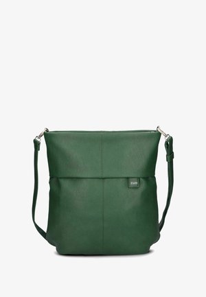 Bolso de hombro de cuero verde con una textura suave, cierre superior con cremallera y una correa ajustable en tono plateado. Presenta un parche con el logo en el frente.