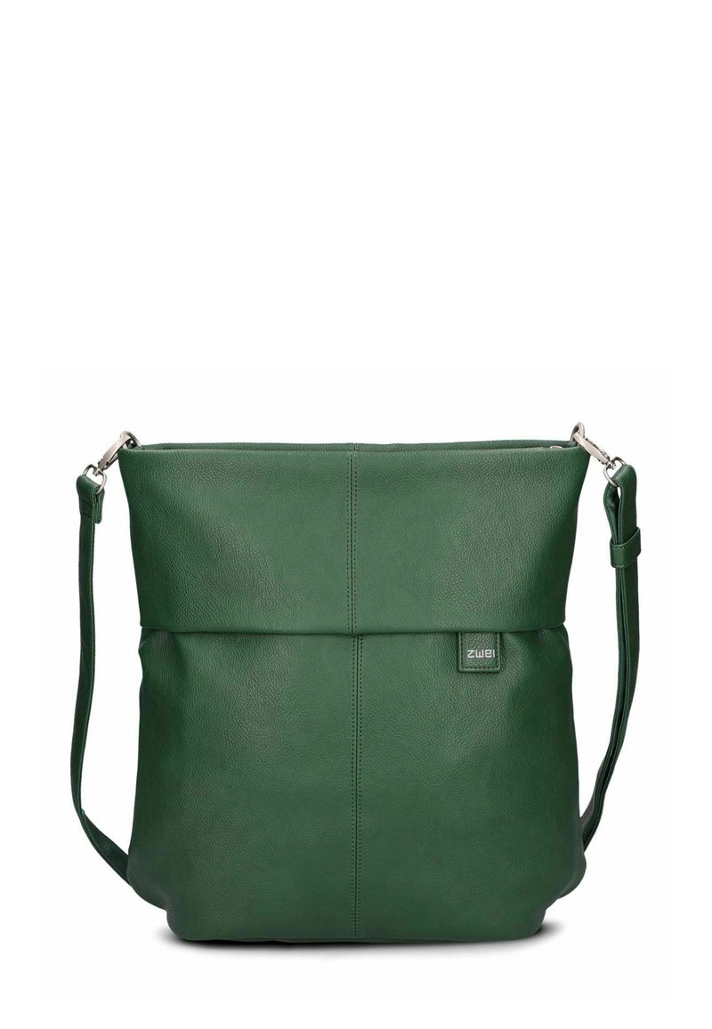 Borsa a spalla in pelle verde con texture liscia, chiusura superiore con zip e tracolla regolabile in tono argento. Presenta un'etichetta con logo sul davanti.