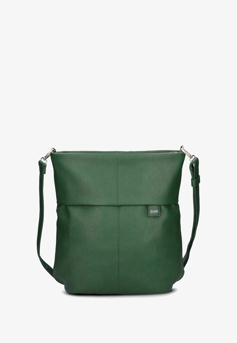 Borsa a spalla in pelle verde con texture liscia, chiusura superiore con zip e tracolla regolabile in tono argento. Presenta un'etichetta con logo sul davanti.