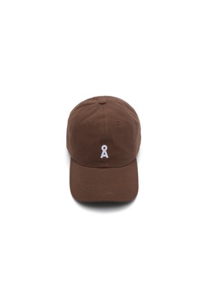 Braune Baseballkappe mit gebogenem Schirm und kleinem weiß besticktem Symbol vorne in der Mitte, vor weißem Hintergrund abgebildet.
