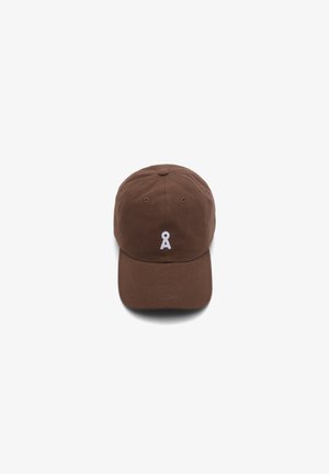 Braune Baseballkappe mit gebogenem Schirm und kleinem weiß besticktem Symbol vorne in der Mitte, vor weißem Hintergrund abgebildet.