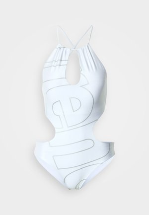 Bañador de una pieza blanco con un diseño texturizado y laterales recortados. Cuenta con un cuello halter y una abertura en forma de ojo de cerradura en la parte frontal.