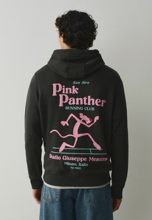 Person trägt schwarzen Hoodie mit rosafarbenem Pink Panther Cartoon und Text, der auf San Siro, Giuseppe Meazza Stadion, Mailand, Italien verweist.