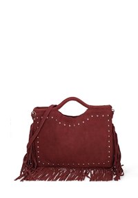 Zachte bordeauxsuede handtas met zilveren studdetails, bovenhandvat, lange schouderriem en franjes langs de onderkant en zijkanten.