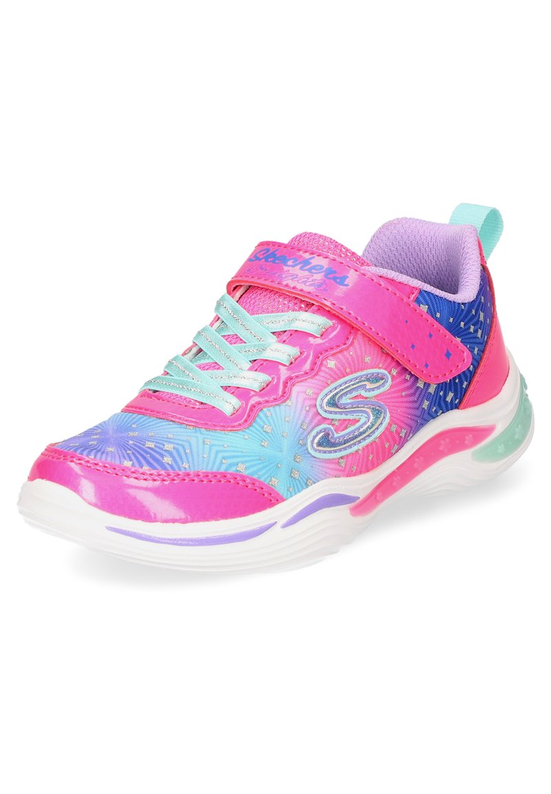 Zapatillas deportivas con un diseño en rosa, azul y púrpura. Presentan un upper estampado, materiales texturizados, cordones elásticos y una correa de Velcro.