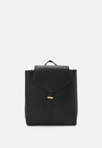 Mochila de cuero negra con cierre de solapa, que presenta un detalle de borlas y un pequeño acento dorado. Textura suave y forma rectangular.