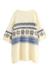 Maglione crema con maniche corte, caratterizzato da un motivo geometrico in marrone, blu e grigio sul petto e sulle maniche. Tessuto morbido.