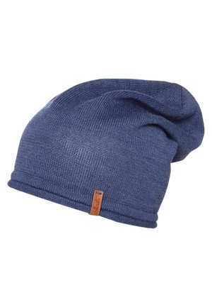 Bonnet bleu tricoté ample avec une petite étiquette en cuir marron sur le bord plié.