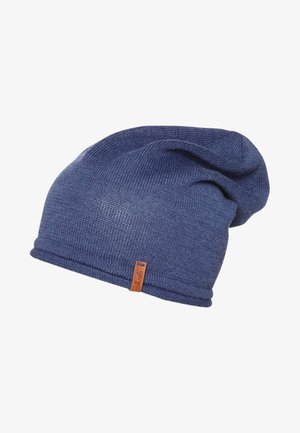 Bonnet bleu tricoté ample avec une petite étiquette en cuir marron sur le bord plié.