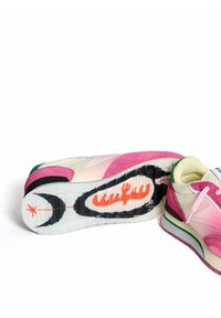 Sneaker multicolore con tomaia in suede rosa, dettagli in pelle bianca, suola in gomma testurizzata e design grafico sulla parte inferiore.