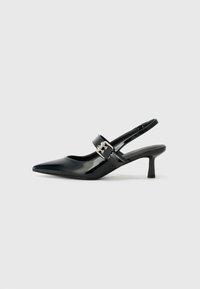 Svarta patentläder slingback-klackar med spetsig tå och en liten blockklack, med en silvrig spänneaccent på remmen.