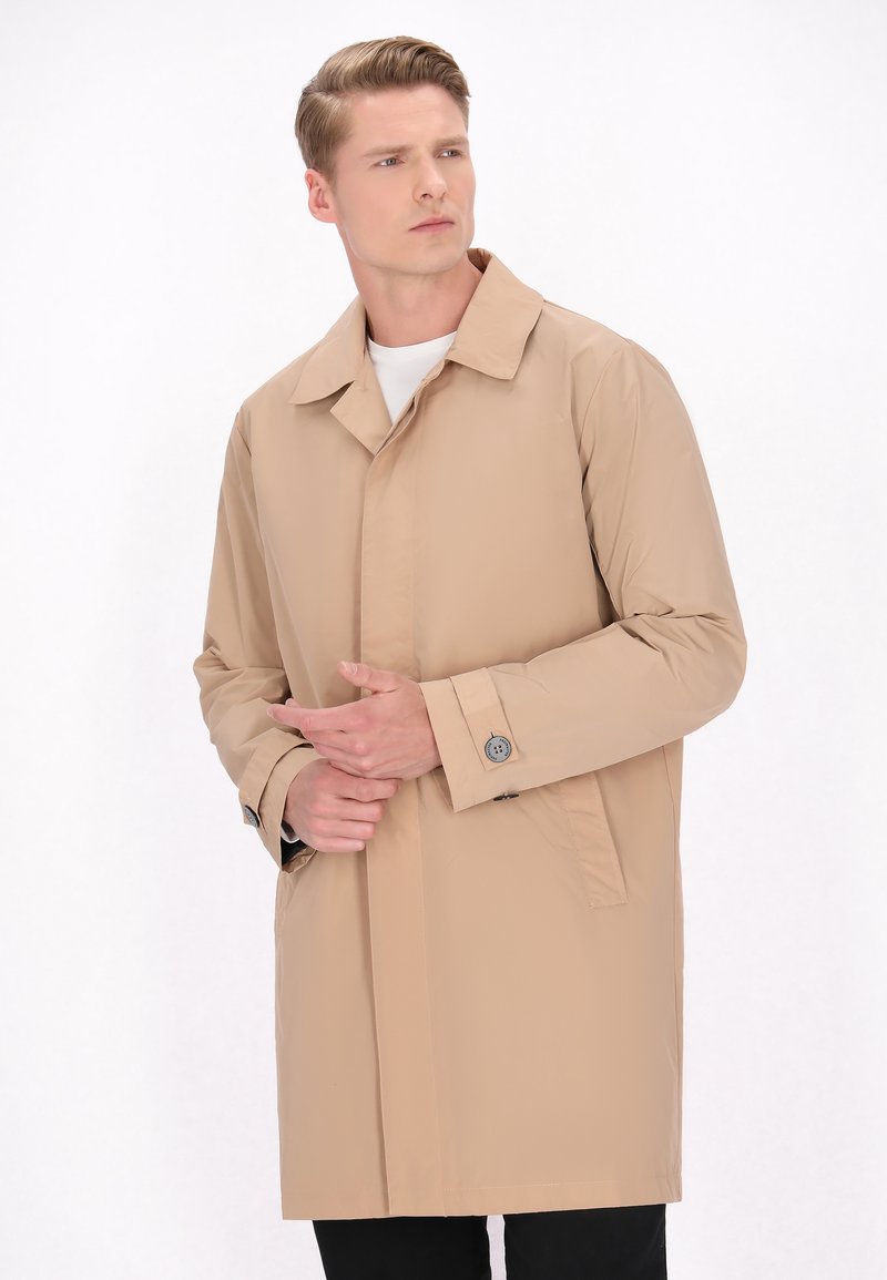 Beige trenchcoat med en struktureret krave, lange ærmer, sidelommer og knaplukning ved ærmerne; lavet af glat, let stof.