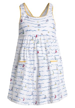 Biała sukienka z nadrukiem w marynistycznym stylu, z kolorowymi żaglówkami i motywami słońca, wykonana z lekkiego materiału, bez rękawów, z kieszenią z żółtym wykończeniem.