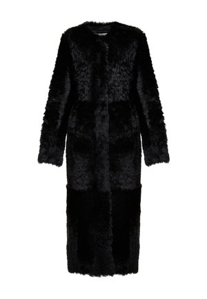 Cappotto in pelliccia sintetica nera con un design lungo e dritto, maniche larghe e una texture morbida. Nessun bottone o chiusura visibile.